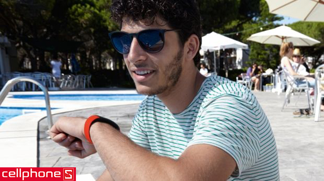 vòng đeo tay thông minh Sony Smart Band Talk SWR30