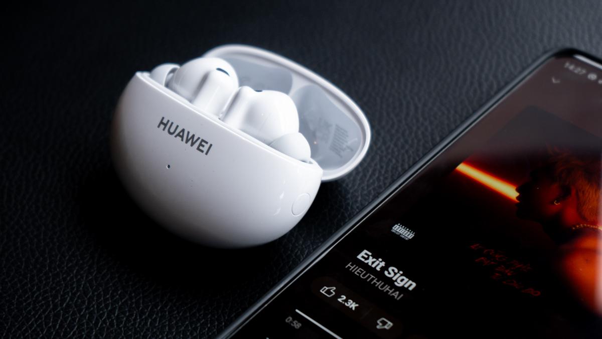 Trên tay tai nghe HUAWEI FreeBuds 6i: Nâng cấp toàn diện từ thiết kế tới chất âm và tính năng, giá dự kiến dưới 2 triệu đồng
