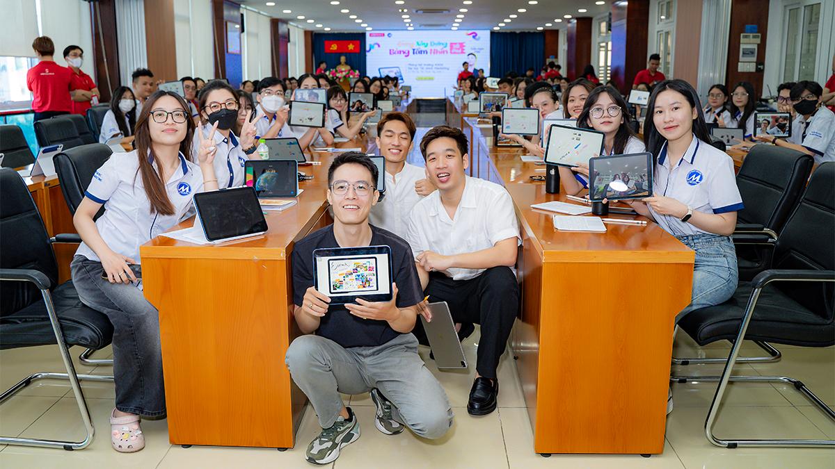 Sinh viên UFM "say sưa" với buổi workshop xây dựng Bảng tầm nhìn với iPad cùng Tuấn Ngọc Đây