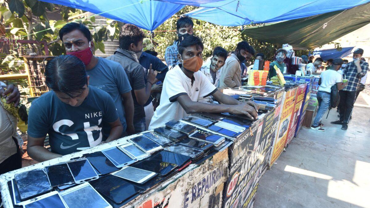 Nghịch lý ở Ấn Độ: Apple Store ế ẩm, dân chúng kéo nhau ra chợ mua iPhone