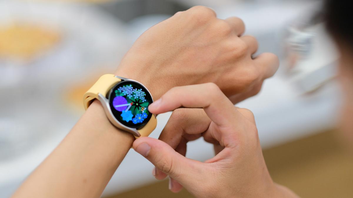 Trên tay Galaxy Watch6: Màn hình lớn, viền mỏng hơn, tích hợp Watch Wallet, giá 6.99 triệu