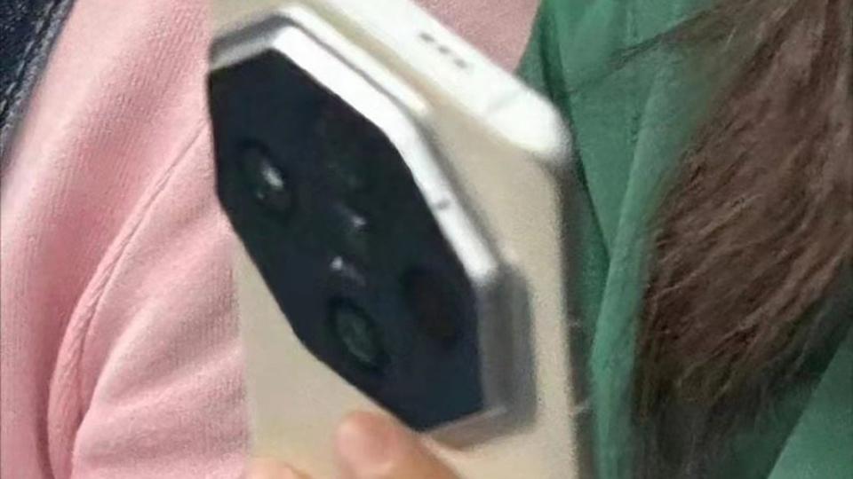 OPPO Find X7 Pro lộ ảnh trên tay thực tế, xác nhận có thiết lập 4 camera hình bát giác