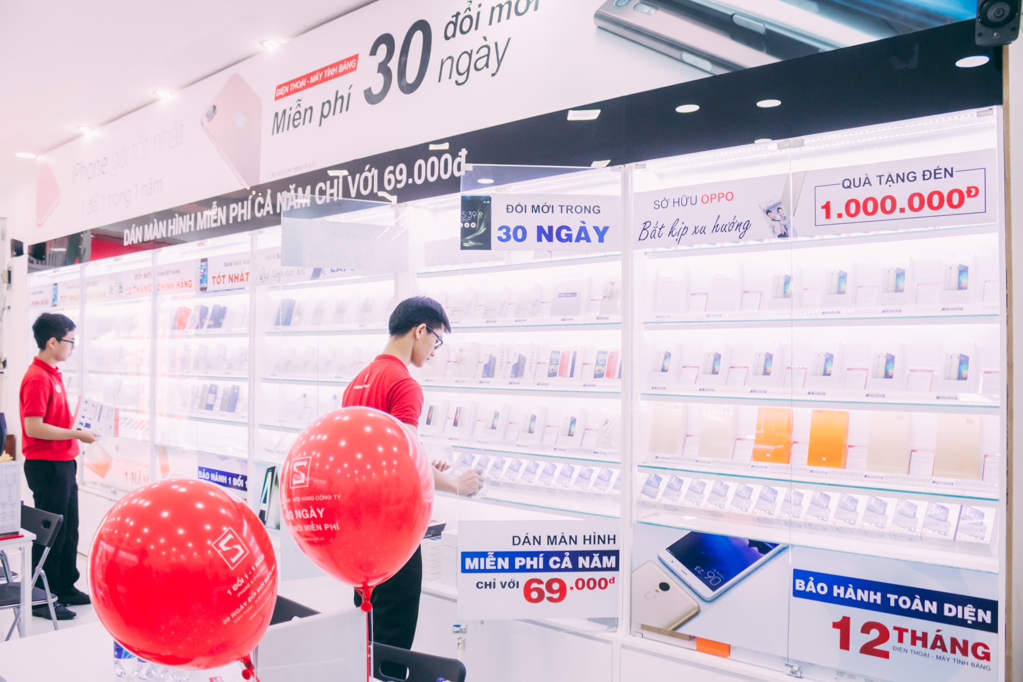 Khu trưng bày điện thoại, máy tính bảng CellphoneS