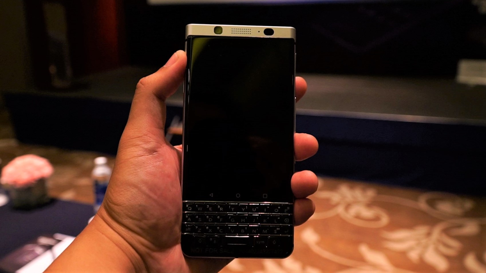 BlackBerry KEYone sỡ hữu thiết kế thanh lịch, sang trọng