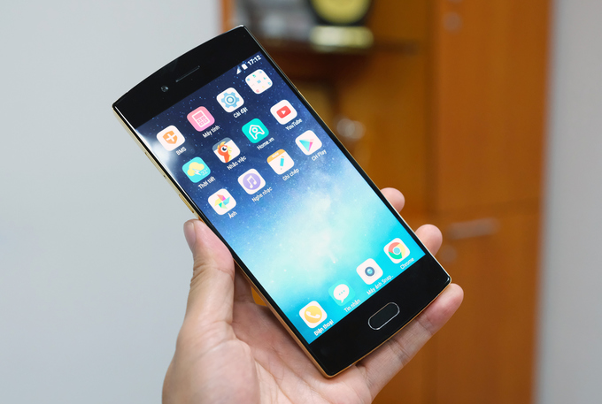Sforum - Trang thông tin công nghệ mới nhất bphone-gold-2017-cao-cap-1 Trên tay Bphone Gold 2017: Thiết kế giống Bphone 1 những lớn hơn, viền mạ vàng, camera kép 12MP, Snapdragon 835 Sforum - Trang thông tin công nghệ mới nhất bphone-gold-2017-cao-cap-1 Trên tay Bphone Gold 2017: Thiết kế giống Bphone 1 những lớn hơn, viền mạ vàng, camera kép 12MP, Snapdragon 835