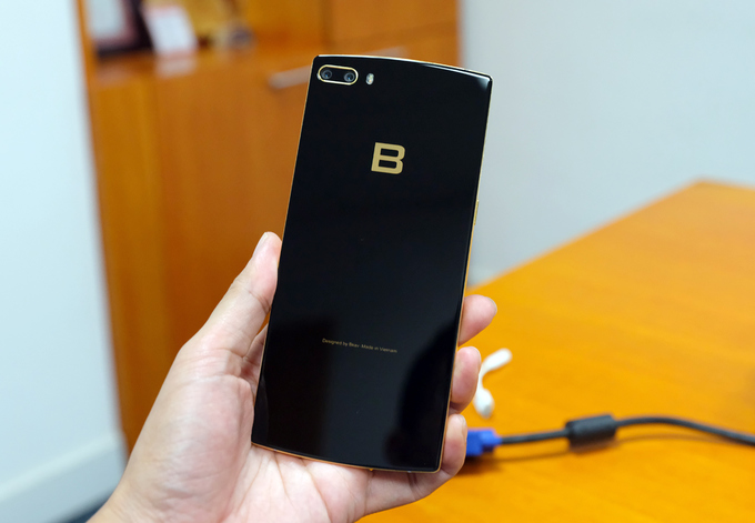 Sforum - Trang thông tin công nghệ mới nhất bphone-gold-2017-cao-cap-2 Trên tay Bphone Gold 2017: Thiết kế giống Bphone 1 những lớn hơn, viền mạ vàng, camera kép 12MP, Snapdragon 835 Sforum - Trang thông tin công nghệ mới nhất bphone-gold-2017-cao-cap-2 Trên tay Bphone Gold 2017: Thiết kế giống Bphone 1 những lớn hơn, viền mạ vàng, camera kép 12MP, Snapdragon 835