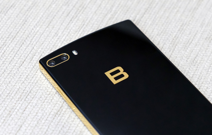 Sforum - Trang thông tin công nghệ mới nhất bphone-gold-2017-cao-cap-3 Trên tay Bphone Gold 2017: Thiết kế giống Bphone 1 những lớn hơn, viền mạ vàng, camera kép 12MP, Snapdragon 835 Sforum - Trang thông tin công nghệ mới nhất bphone-gold-2017-cao-cap-3 Trên tay Bphone Gold 2017: Thiết kế giống Bphone 1 những lớn hơn, viền mạ vàng, camera kép 12MP, Snapdragon 835