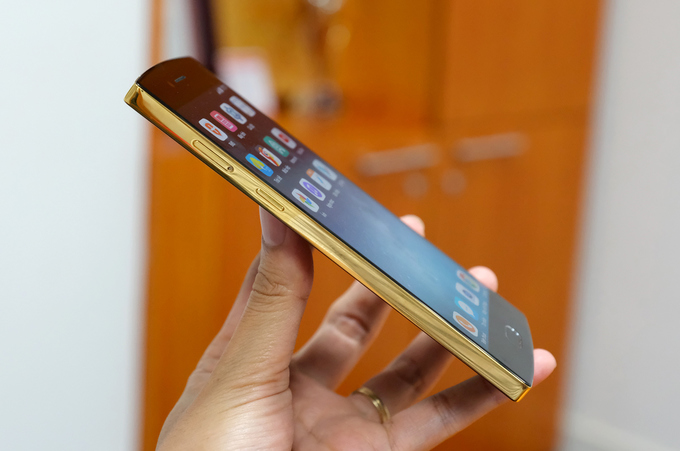 Sforum - Trang thông tin công nghệ mới nhất bphone-gold-2017-cao-cap-4 Trên tay Bphone Gold 2017: Thiết kế giống Bphone 1 những lớn hơn, viền mạ vàng, camera kép 12MP, Snapdragon 835 Sforum - Trang thông tin công nghệ mới nhất bphone-gold-2017-cao-cap-4 Trên tay Bphone Gold 2017: Thiết kế giống Bphone 1 những lớn hơn, viền mạ vàng, camera kép 12MP, Snapdragon 835