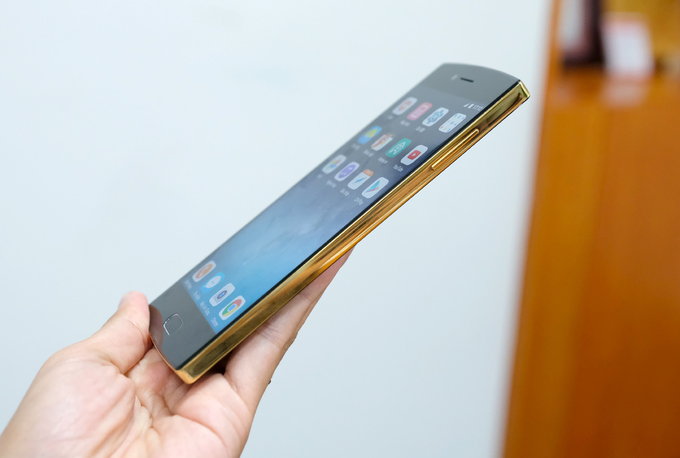 Sforum - Trang thông tin công nghệ mới nhất bphone-gold-2017-cao-cap-5 Trên tay Bphone Gold 2017: Thiết kế giống Bphone 1 những lớn hơn, viền mạ vàng, camera kép 12MP, Snapdragon 835 Sforum - Trang thông tin công nghệ mới nhất bphone-gold-2017-cao-cap-5 Trên tay Bphone Gold 2017: Thiết kế giống Bphone 1 những lớn hơn, viền mạ vàng, camera kép 12MP, Snapdragon 835