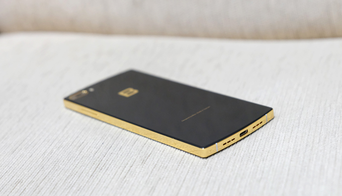 Sforum - Trang thông tin công nghệ mới nhất bphone-gold-2017-cao-cap-6 Trên tay Bphone Gold 2017: Thiết kế giống Bphone 1 những lớn hơn, viền mạ vàng, camera kép 12MP, Snapdragon 835 Sforum - Trang thông tin công nghệ mới nhất bphone-gold-2017-cao-cap-6 Trên tay Bphone Gold 2017: Thiết kế giống Bphone 1 những lớn hơn, viền mạ vàng, camera kép 12MP, Snapdragon 835