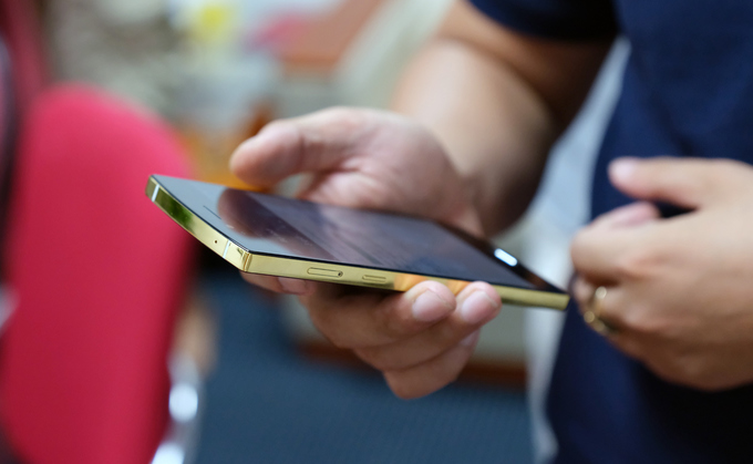 Sforum - Trang thông tin công nghệ mới nhất bphone-gold-2017-cao-cap-8 Trên tay Bphone Gold 2017: Thiết kế giống Bphone 1 những lớn hơn, viền mạ vàng, camera kép 12MP, Snapdragon 835 Sforum - Trang thông tin công nghệ mới nhất bphone-gold-2017-cao-cap-8 Trên tay Bphone Gold 2017: Thiết kế giống Bphone 1 những lớn hơn, viền mạ vàng, camera kép 12MP, Snapdragon 835