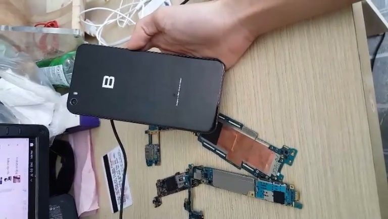 Sforum - Trang thông tin công nghệ mới nhất mo-bung-bphone-2017-01 Mổ bụng Bphone 2017: Bảng mạch mạ vàng, thiết kế gọn, pin có thể làm lớn hơn Sforum - Trang thông tin công nghệ mới nhất mo-bung-bphone-2017-01 Mổ bụng Bphone 2017: Bảng mạch mạ vàng, thiết kế gọn, pin có thể làm lớn hơn