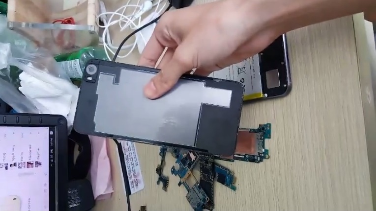 Sforum - Trang thông tin công nghệ mới nhất mo-bung-bphone-2017-02 Mổ bụng Bphone 2017: Bảng mạch mạ vàng, thiết kế gọn, pin có thể làm lớn hơn Sforum - Trang thông tin công nghệ mới nhất mo-bung-bphone-2017-02 Mổ bụng Bphone 2017: Bảng mạch mạ vàng, thiết kế gọn, pin có thể làm lớn hơn