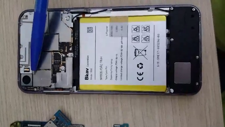 Sforum - Trang thông tin công nghệ mới nhất mo-bung-bphone-2017-04 Mổ bụng Bphone 2017: Bảng mạch mạ vàng, thiết kế gọn, pin có thể làm lớn hơn Sforum - Trang thông tin công nghệ mới nhất mo-bung-bphone-2017-04 Mổ bụng Bphone 2017: Bảng mạch mạ vàng, thiết kế gọn, pin có thể làm lớn hơn