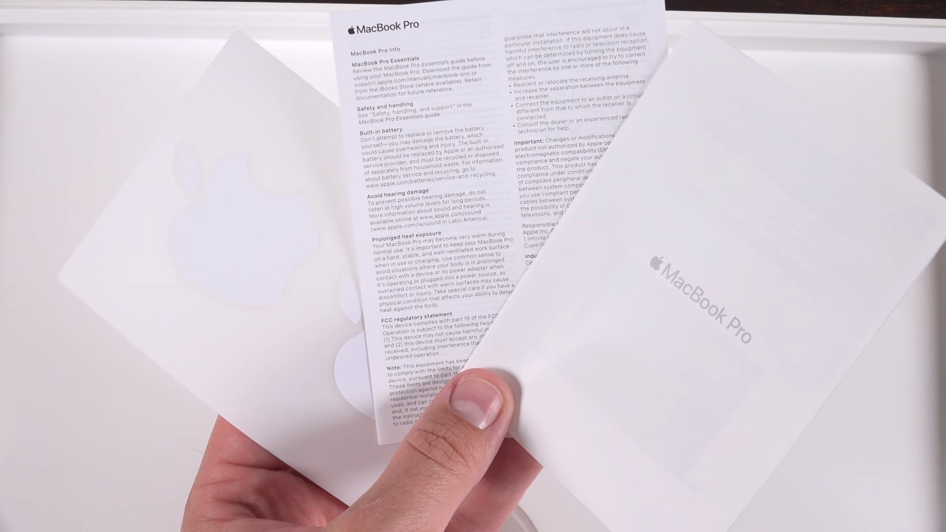 Các giấy tờ đi kèm cùng Macbook Pro 2017 bao gồm sách hướng dẫn, giấy bảo hành và bộ sticker