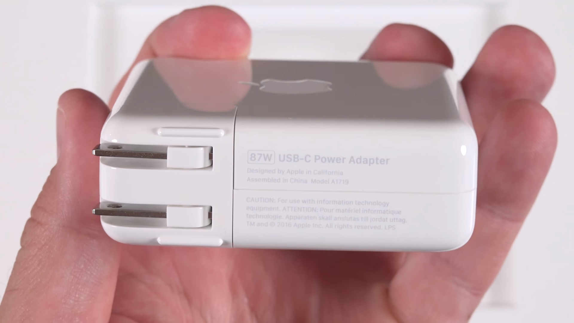 Và củ sạc 87W chuẩn USB Type-C.