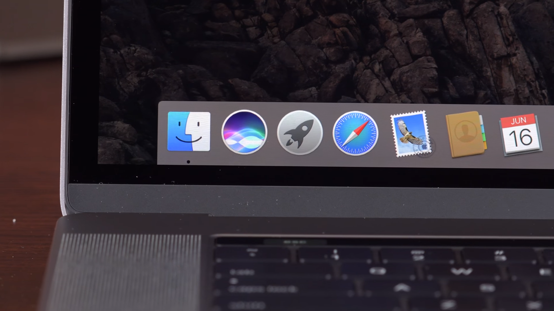Màn hình Retina độ phân giả 2880x1800 của Macbook Pro 2017 đem lại khả năng hiển thị sắc nét. Lớp phủ chống lóa của máy cũng được nâng cấp so với phiên bản trước.