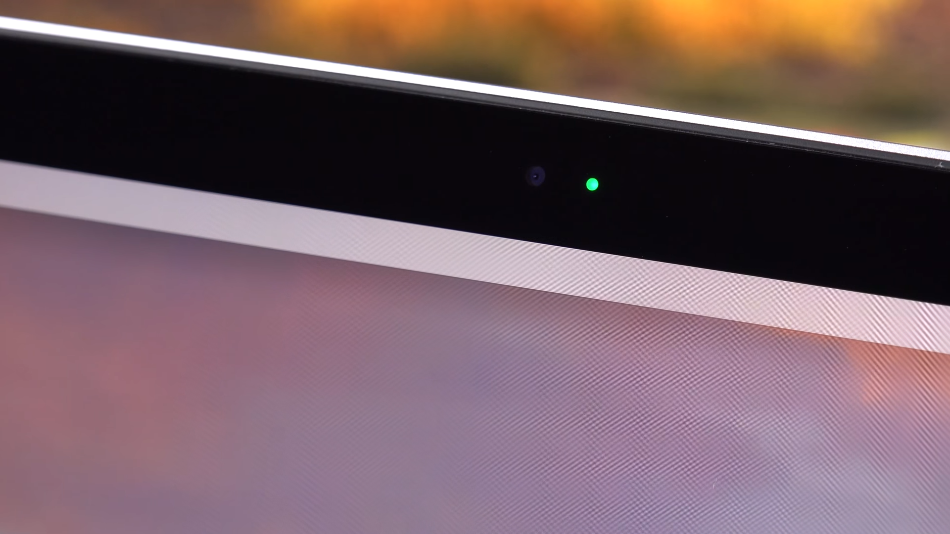 Ở cạnh trên của màn hình là webcam độ phân giải 720p.