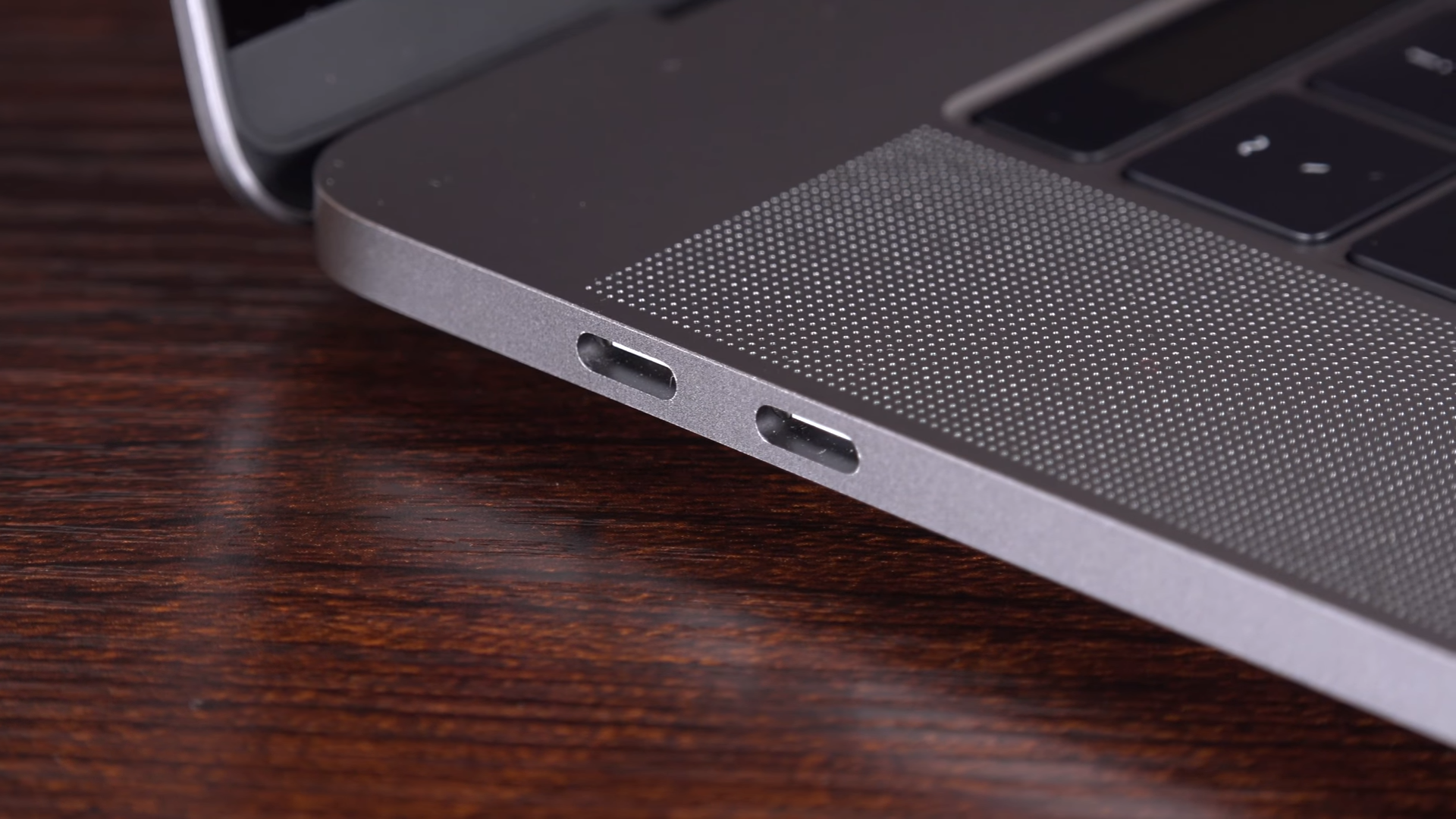 Cạnh trái của máy sẽ có thêm 2 cổng Thunderbolt 3.0. Phiên bản 13 inch sẽ chỉ có 1 cổng ở mỗi bên. Thật đáng buồn khi Macbook Pro 2017 không đi kèm với bất kì đầu chuyển đổi nào nên phần lớn người dùng sẽ phải mua adapter để có thể cắm các thiết bị sử dụng kết nối USB thông thường.