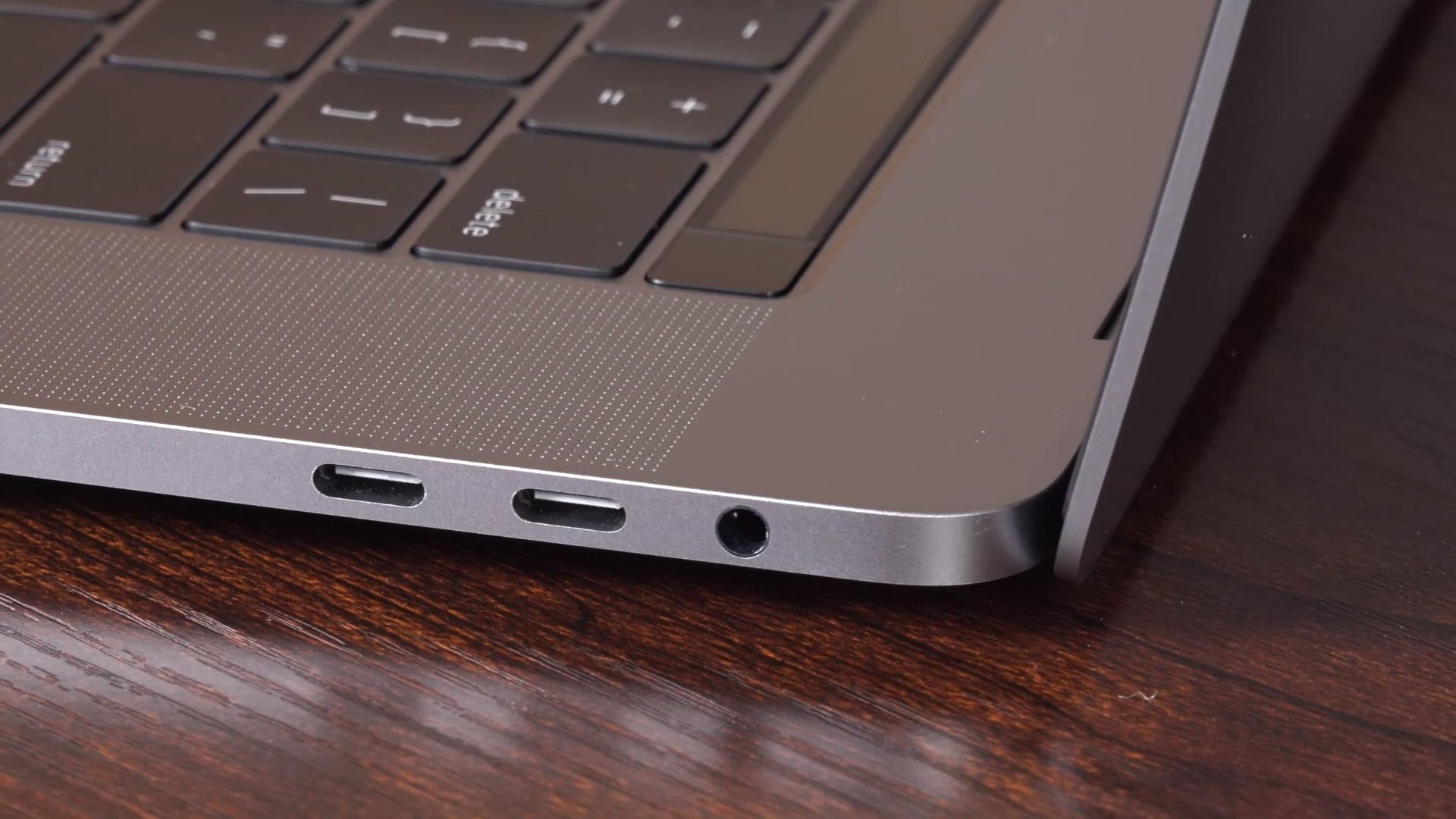 Phiên bản 15 inch sẽ có 2 cổng Thunderbolt 3.0 dưới giao diện USB Type-C cùng jack tai nghe 3.5mm ở cạnh phải.
