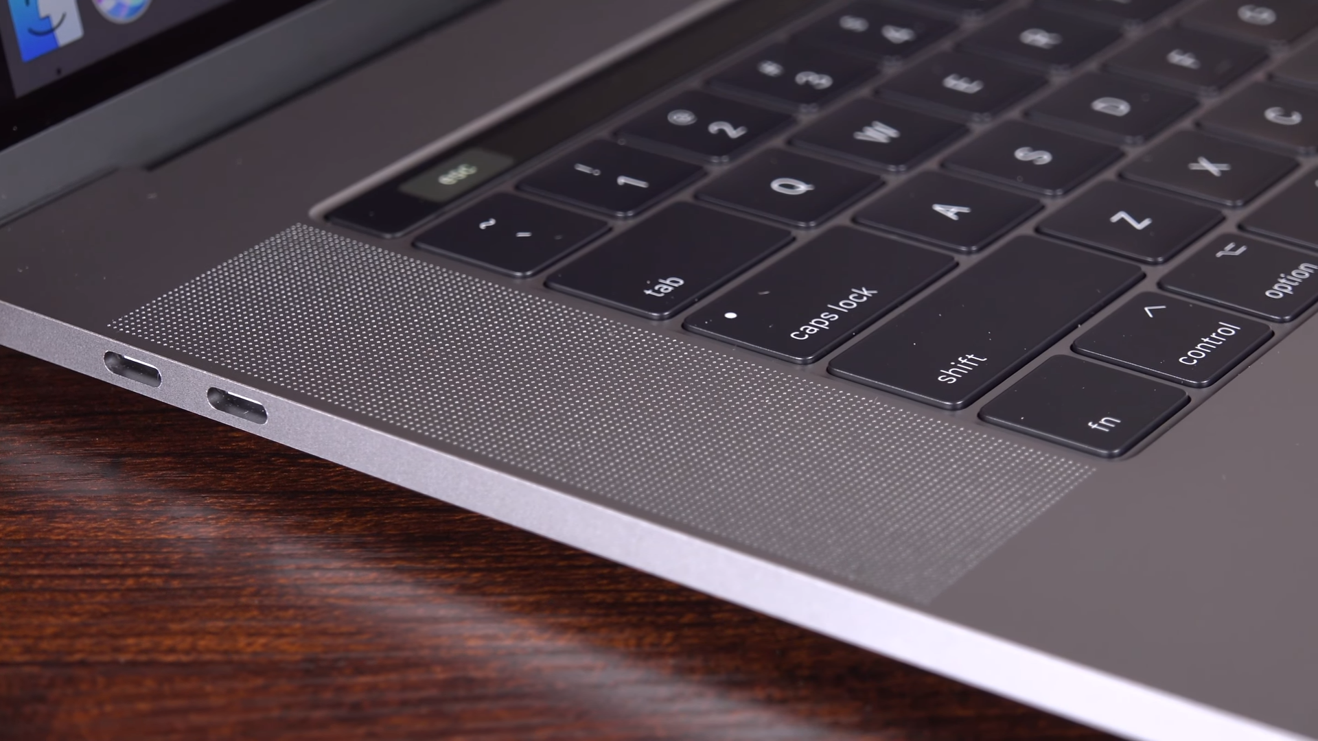 Ở hai bên của bàn phím là hai dải loa stereo, giúp Macbook Pro 2017 có chất lượng âm thanh rất tốt.