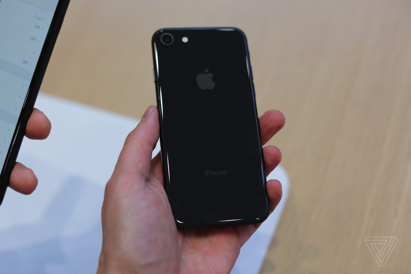 Sforum - Trang thông tin công nghệ mới nhất v_8A0A2646 Trên tay iPhone 8 và 8 Plus: Thiết kế cũ, chip A11 6 nhân,sạc không dây, camera tuyệt vời Sforum - Trang thông tin công nghệ mới nhất v_8A0A2646 Trên tay iPhone 8 và 8 Plus: Thiết kế cũ, chip A11 6 nhân,sạc không dây, camera tuyệt vời