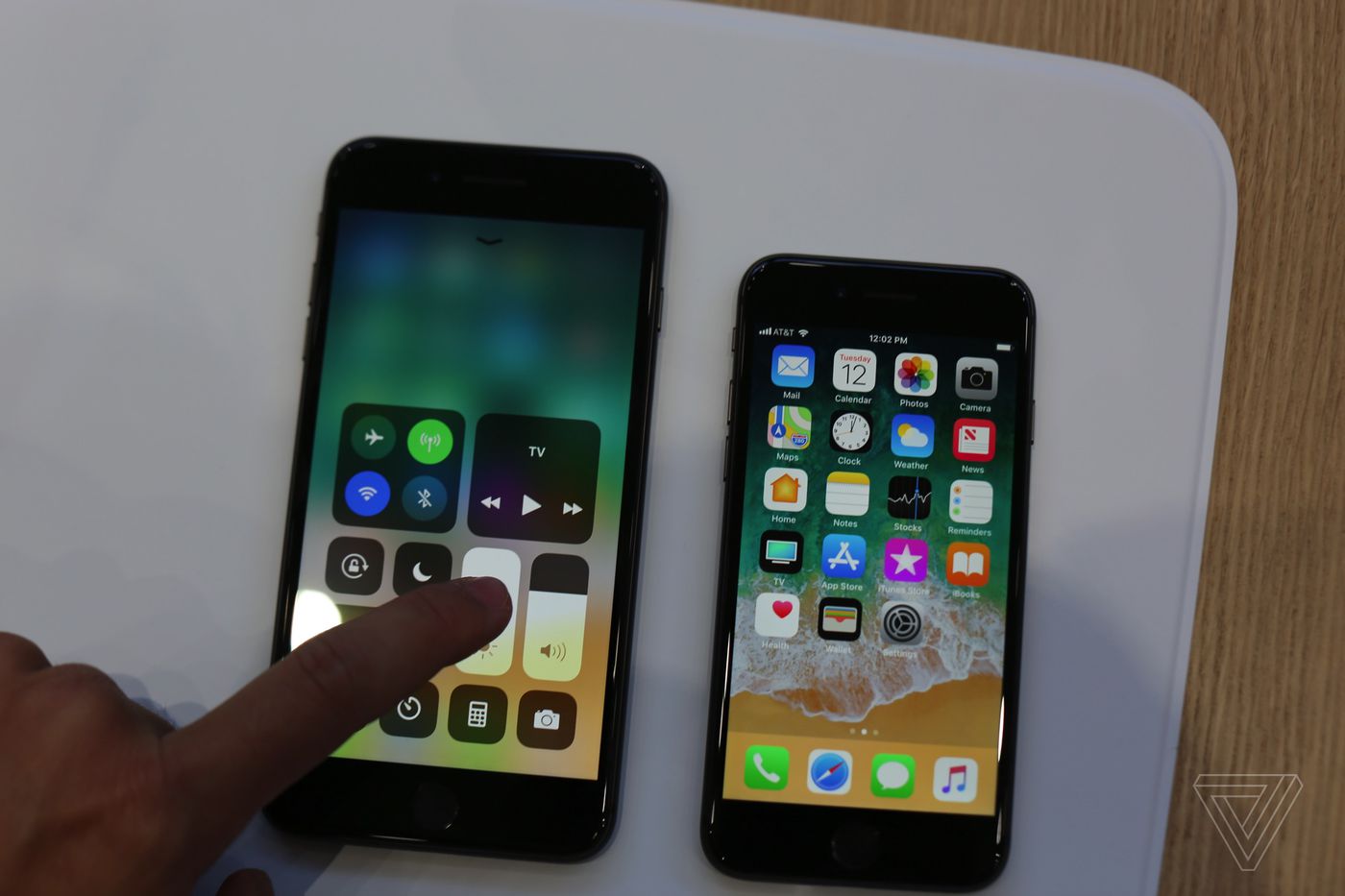 Sforum - Trang thông tin công nghệ mới nhất v_8A0A2650 Trên tay iPhone 8 và 8 Plus: Thiết kế cũ, chip A11 6 nhân,sạc không dây, camera tuyệt vời Sforum - Trang thông tin công nghệ mới nhất v_8A0A2650 Trên tay iPhone 8 và 8 Plus: Thiết kế cũ, chip A11 6 nhân,sạc không dây, camera tuyệt vời