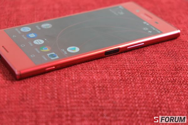 Sforum - Trang thông tin công nghệ mới nhất DSCF1417-600x400 Trên tay Xperia XZ Premium đỏ Rosso: Màu sắc độc đáo nhất, giá ngang bằng các màu còn lại Sforum - Trang thông tin công nghệ mới nhất DSCF1417-600x400 Trên tay Xperia XZ Premium đỏ Rosso: Màu sắc độc đáo nhất, giá ngang bằng các màu còn lại