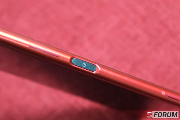 Sforum - Trang thông tin công nghệ mới nhất DSCF1427-600x400 Trên tay Xperia XZ Premium đỏ Rosso: Màu sắc độc đáo nhất, giá ngang bằng các màu còn lại Sforum - Trang thông tin công nghệ mới nhất DSCF1427-600x400 Trên tay Xperia XZ Premium đỏ Rosso: Màu sắc độc đáo nhất, giá ngang bằng các màu còn lại