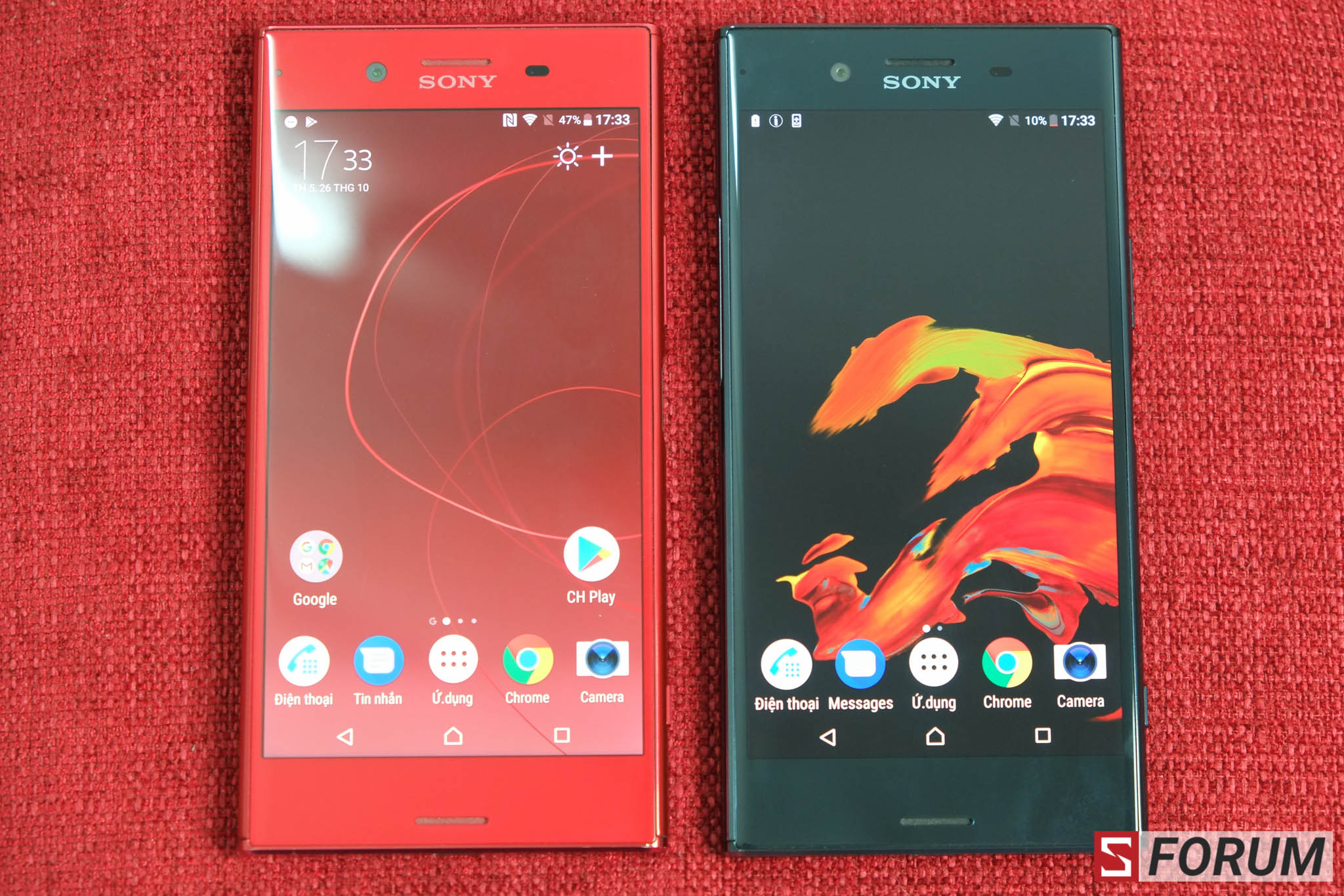 Sony Xperia XZ Premium phiên bản màu đỏ đứng cạnh phiên bản màu đen