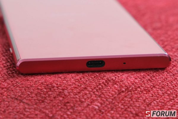 Sforum - Trang thông tin công nghệ mới nhất DSCF1433-600x400 Trên tay Xperia XZ Premium đỏ Rosso: Màu sắc độc đáo nhất, giá ngang bằng các màu còn lại Sforum - Trang thông tin công nghệ mới nhất DSCF1433-600x400 Trên tay Xperia XZ Premium đỏ Rosso: Màu sắc độc đáo nhất, giá ngang bằng các màu còn lại