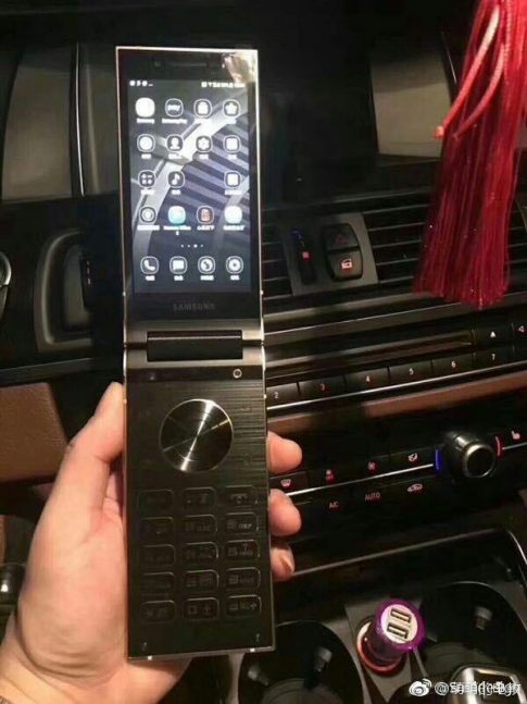 Bàn phím vật lý T9 cùng cụm phím tròn khá độc đáo