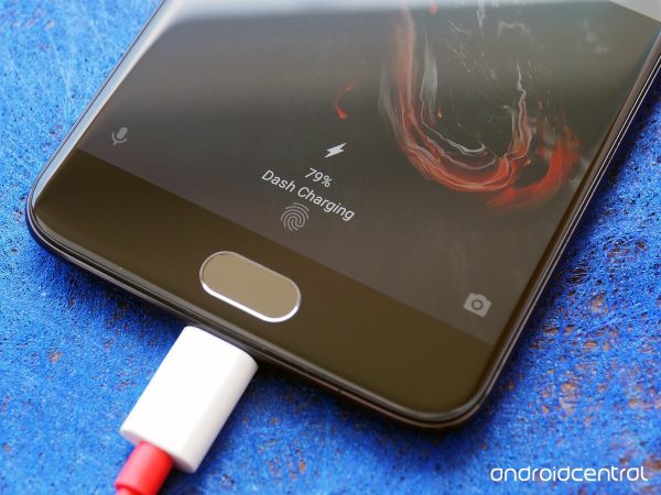 Sforum - Trang thông tin công nghệ mới nhất oneplus-5-dash-charge-600x450 CEO OnePlus: OnePlus 5T sẽ không hỗ trợ sạc không dây vì sạc nhanh tốt hơn Sforum - Trang thông tin công nghệ mới nhất oneplus-5-dash-charge-600x450 CEO OnePlus: OnePlus 5T sẽ không hỗ trợ sạc không dây vì sạc nhanh tốt hơn