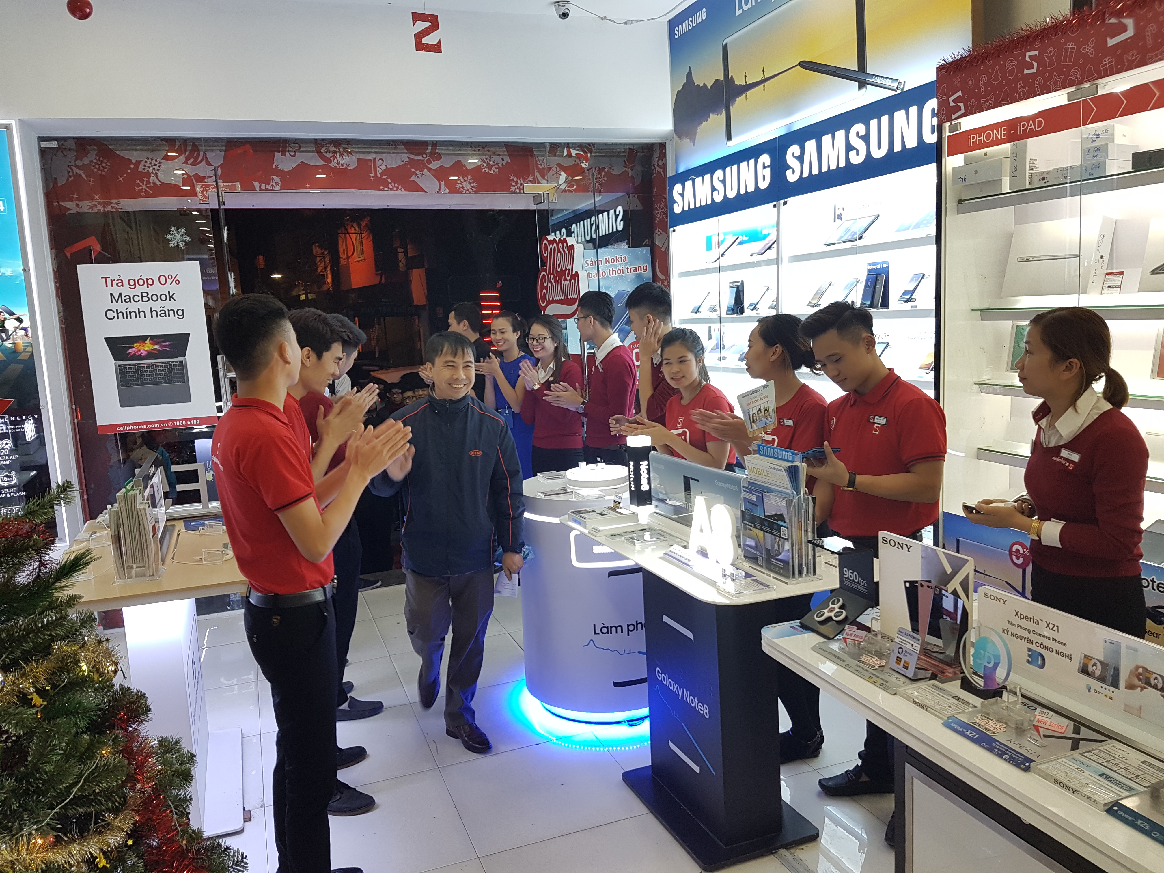 Sforum - Trang thông tin công nghệ mới nhất 20171223_230243 Noel "đẫm máu" tại CellphoneS: Tín đồ xếp hàng dài chờ mua iPhone X chỉ 20 triệu đồng Sforum - Trang thông tin công nghệ mới nhất 20171223_230243 Noel "đẫm máu" tại CellphoneS: Tín đồ xếp hàng dài chờ mua iPhone X chỉ 20 triệu đồng