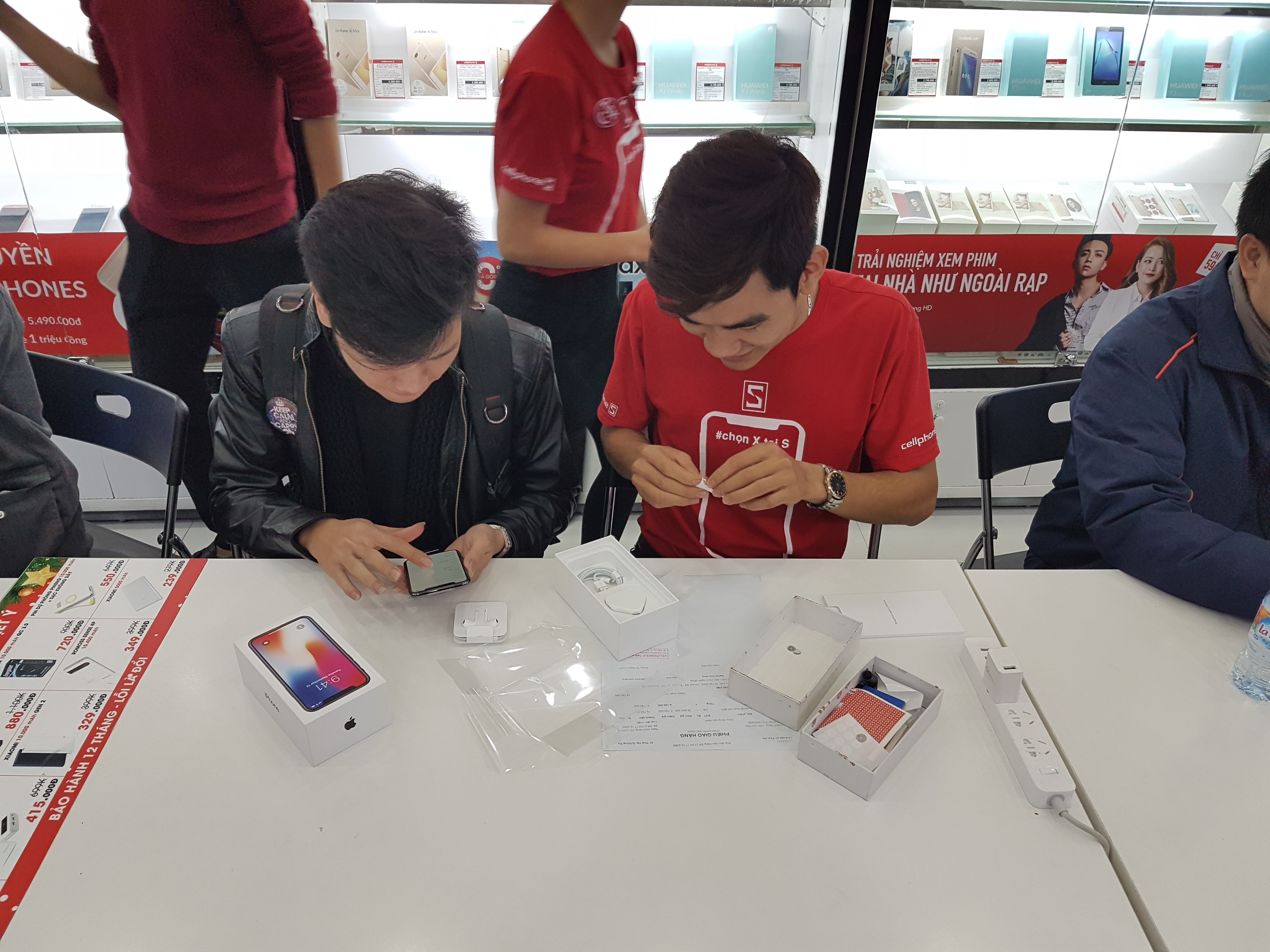 Sforum - Trang thông tin công nghệ mới nhất 20171223_230748 Noel "đẫm máu" tại CellphoneS: Tín đồ xếp hàng dài chờ mua iPhone X chỉ 20 triệu đồng Sforum - Trang thông tin công nghệ mới nhất 20171223_230748 Noel "đẫm máu" tại CellphoneS: Tín đồ xếp hàng dài chờ mua iPhone X chỉ 20 triệu đồng