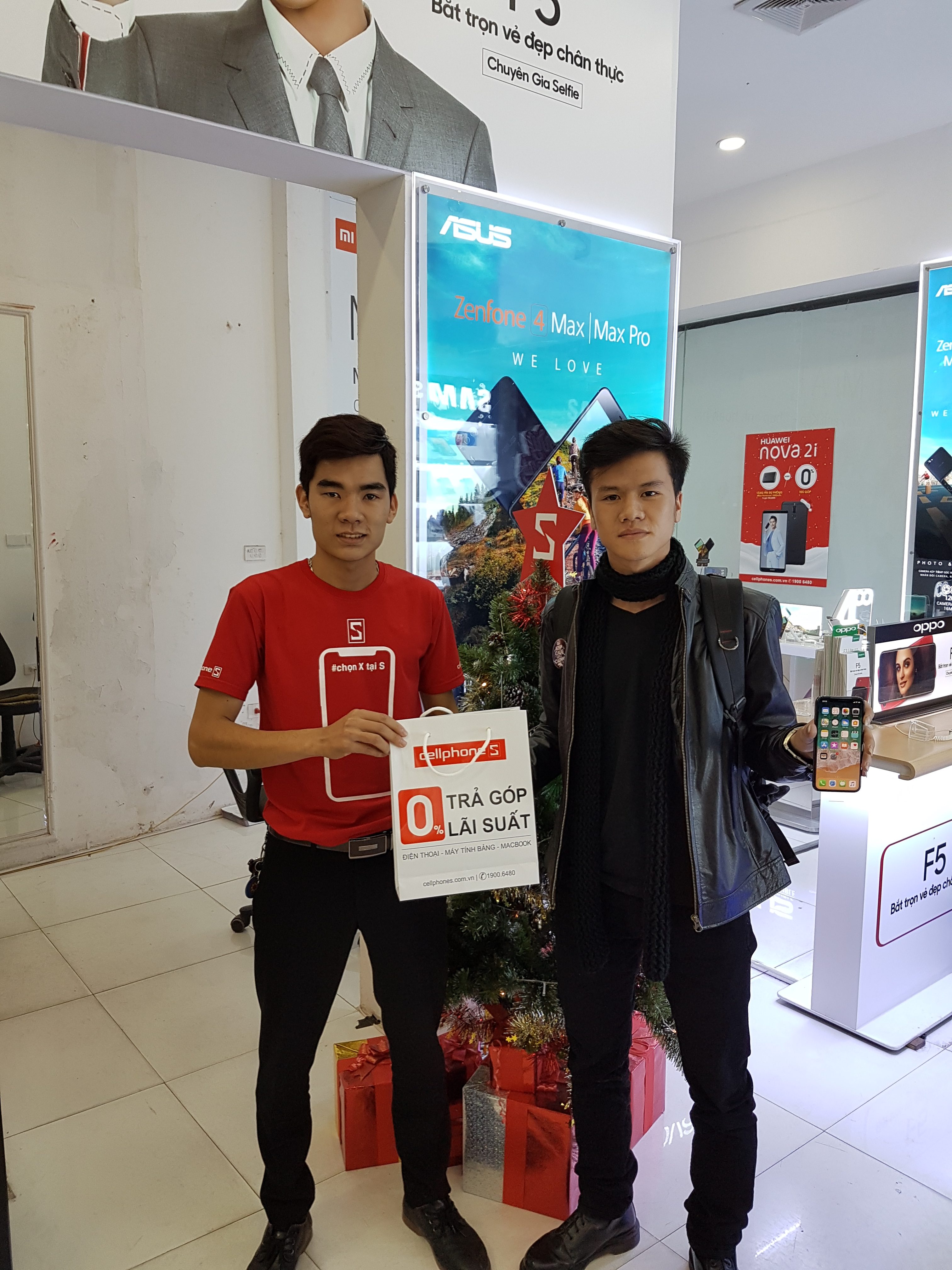 Sforum - Trang thông tin công nghệ mới nhất 20171223_231232-e1514057317242 Noel "đẫm máu" tại CellphoneS: Tín đồ xếp hàng dài chờ mua iPhone X chỉ 20 triệu đồng Sforum - Trang thông tin công nghệ mới nhất 20171223_231232-e1514057317242 Noel "đẫm máu" tại CellphoneS: Tín đồ xếp hàng dài chờ mua iPhone X chỉ 20 triệu đồng