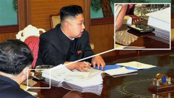 Sforum - Trang thông tin công nghệ mới nhất Kim-Jong-Uns-phonne-600x338 Nhà lãnh đạo Kim Jong Un vẫn sử dụng một chiếc HTC lỗi thời! Sforum - Trang thông tin công nghệ mới nhất Kim-Jong-Uns-phonne-600x338 Nhà lãnh đạo Kim Jong Un vẫn sử dụng một chiếc HTC lỗi thời!