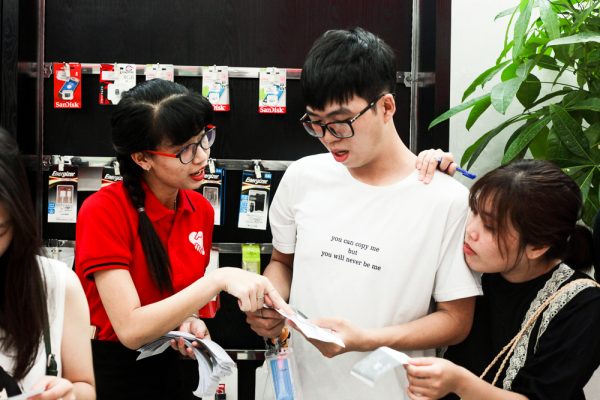 Sforum - Trang thông tin công nghệ mới nhất dienthoaivui-le-tan-2-600x400 Tuyển nhân viên tư vấn dịch vụ sửa chữa cửa hàng Điện Thoại Vui Sforum - Trang thông tin công nghệ mới nhất dienthoaivui-le-tan-2-600x400 Tuyển nhân viên tư vấn dịch vụ sửa chữa cửa hàng Điện Thoại Vui