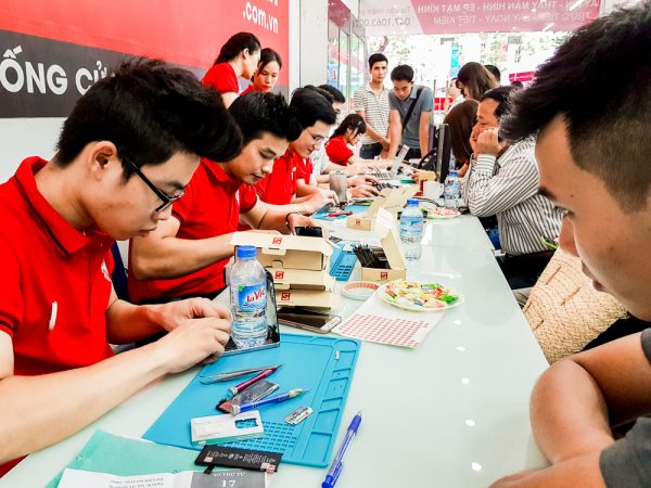 Lễ tân Trung tâm sửa chữa - Dienthoaivui.com.vn
