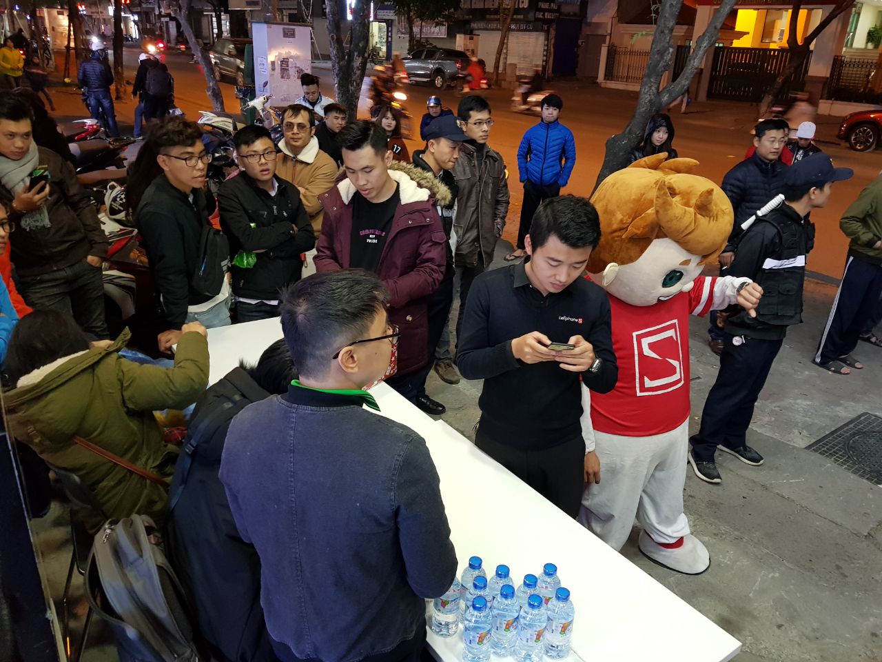 Sforum - Trang thông tin công nghệ mới nhất image-1 Noel "đẫm máu" tại CellphoneS: Tín đồ xếp hàng dài chờ mua iPhone X chỉ 20 triệu đồng Sforum - Trang thông tin công nghệ mới nhất image-1 Noel "đẫm máu" tại CellphoneS: Tín đồ xếp hàng dài chờ mua iPhone X chỉ 20 triệu đồng