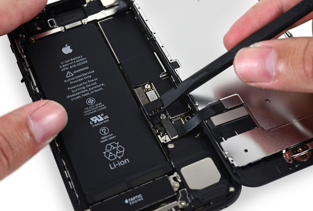 Sforum - Trang thông tin công nghệ mới nhất iphone-7-teardown-battery-chips-ifixit Thừa nhận cố tình làm chậm iPhone cũ, Apple bị kiện tập thể Sforum - Trang thông tin công nghệ mới nhất iphone-7-teardown-battery-chips-ifixit Thừa nhận cố tình làm chậm iPhone cũ, Apple bị kiện tập thể