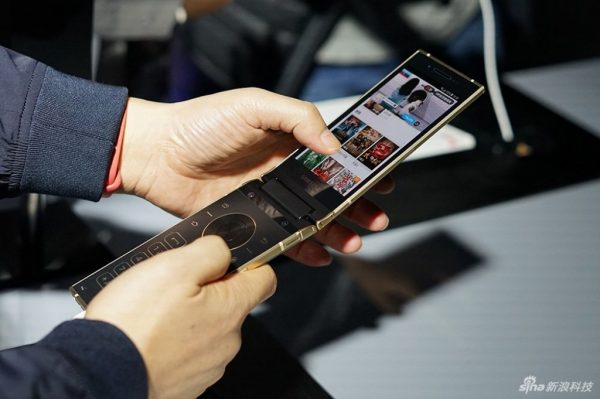 Sforum - Trang thông tin công nghệ mới nhất w2018-2-600x399 Samsung W2018 là smartphone có camera khẩu độ lớn nhất hiện nay: f/1.5 Sforum - Trang thông tin công nghệ mới nhất w2018-2-600x399 Samsung W2018 là smartphone có camera khẩu độ lớn nhất hiện nay: f/1.5