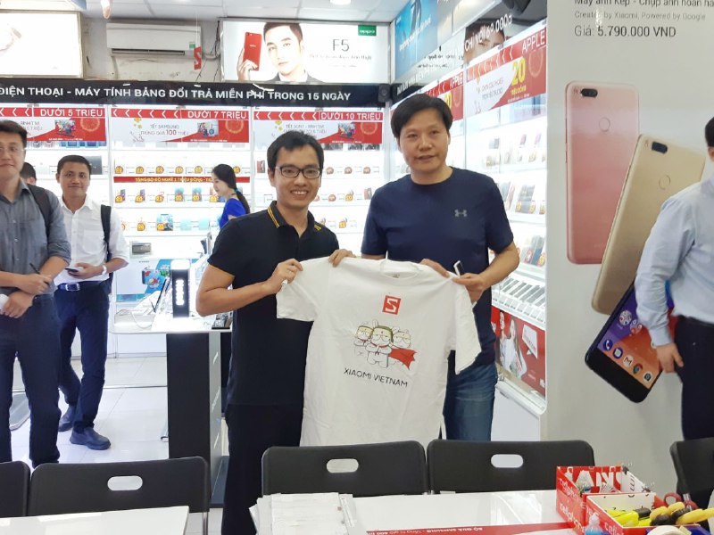 Sforum - Trang thông tin công nghệ mới nhất 031c2d58-bf04-4355-93bb-39b089f02cfd "Steve Jobs của Trung Quốc" vừa sang Việt Nam đã ghé thăm CellphoneS Sforum - Trang thông tin công nghệ mới nhất 031c2d58-bf04-4355-93bb-39b089f02cfd "Steve Jobs của Trung Quốc" vừa sang Việt Nam đã ghé thăm CellphoneS