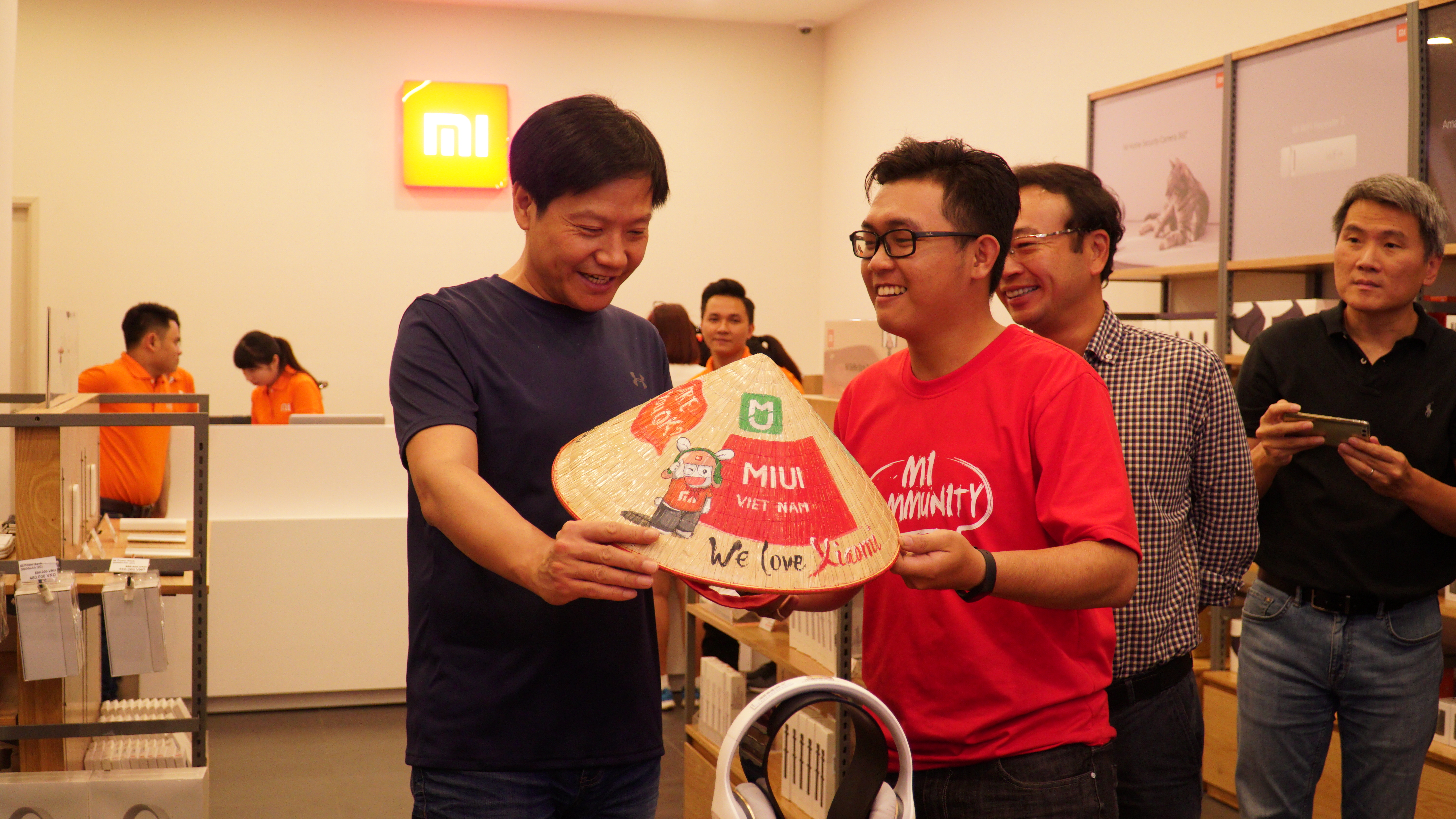 Ông Lei Jun nhận chiếc nón lá kỉ niệm từ các fan tại Mistorea