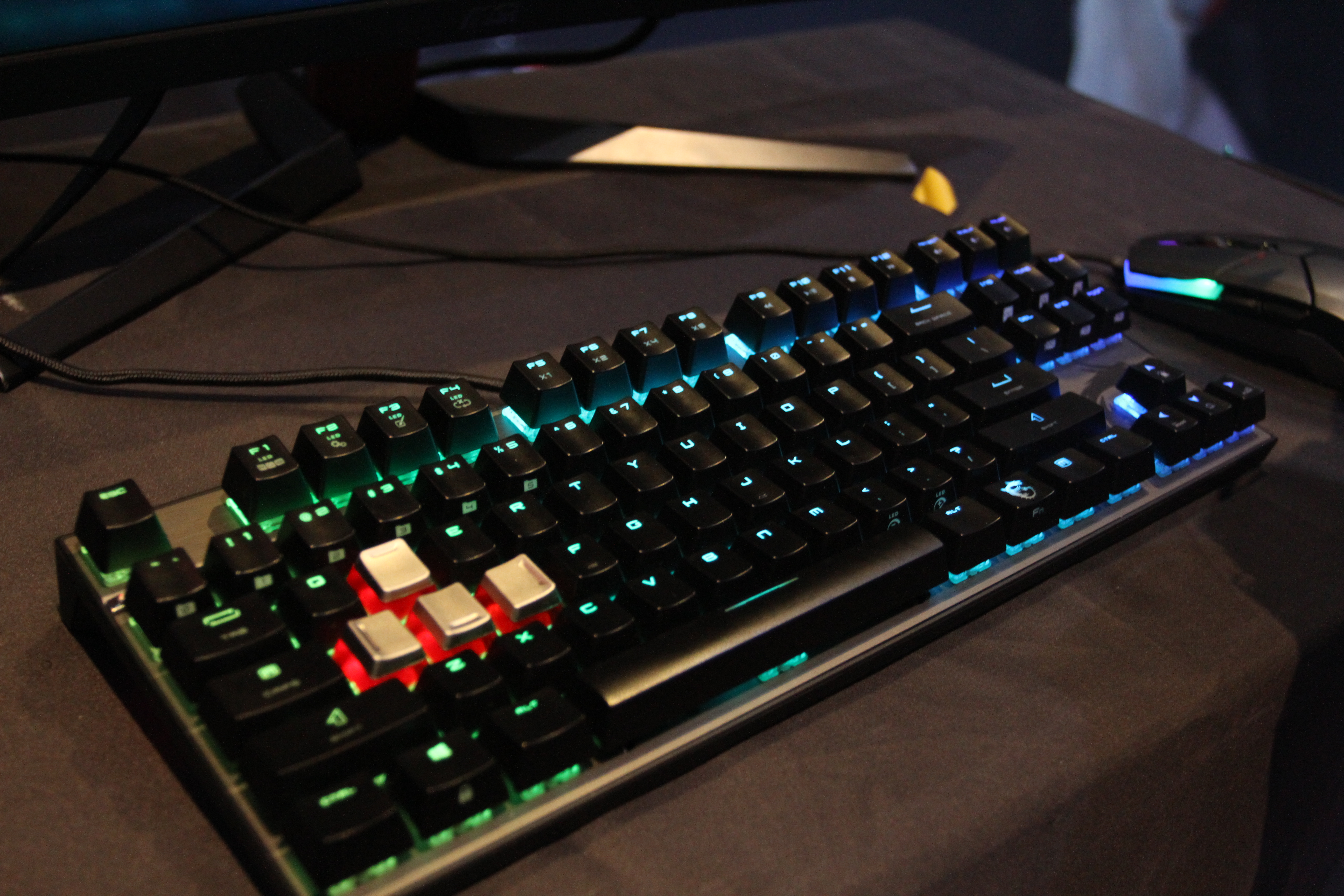 Vigor GK70 cùng 4 keycaps riêng dành cho 4 phím A W S D để phục vụ game thủ FPS