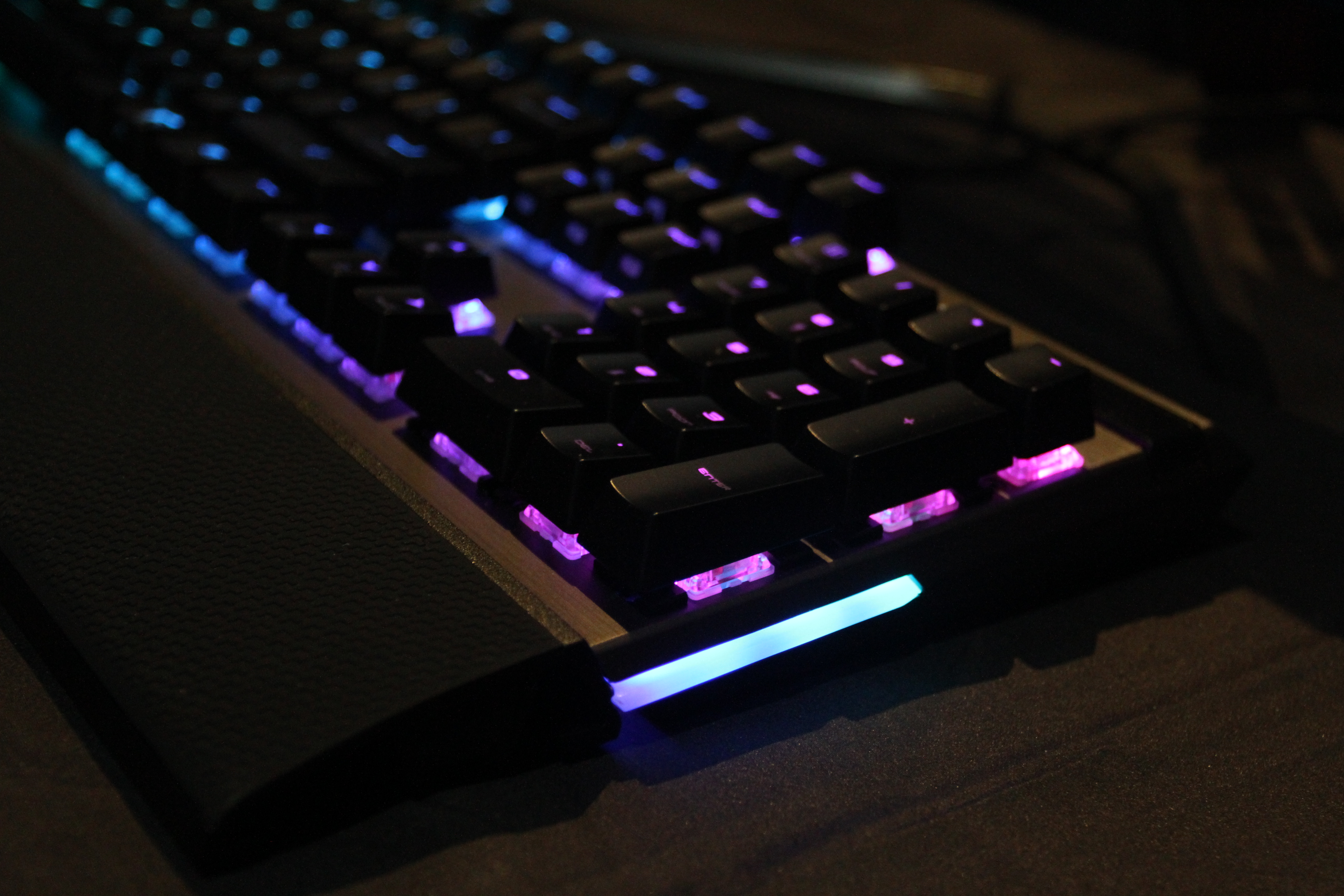 Dải đèn RGB trên hai cạnh bên của Vigor GK80