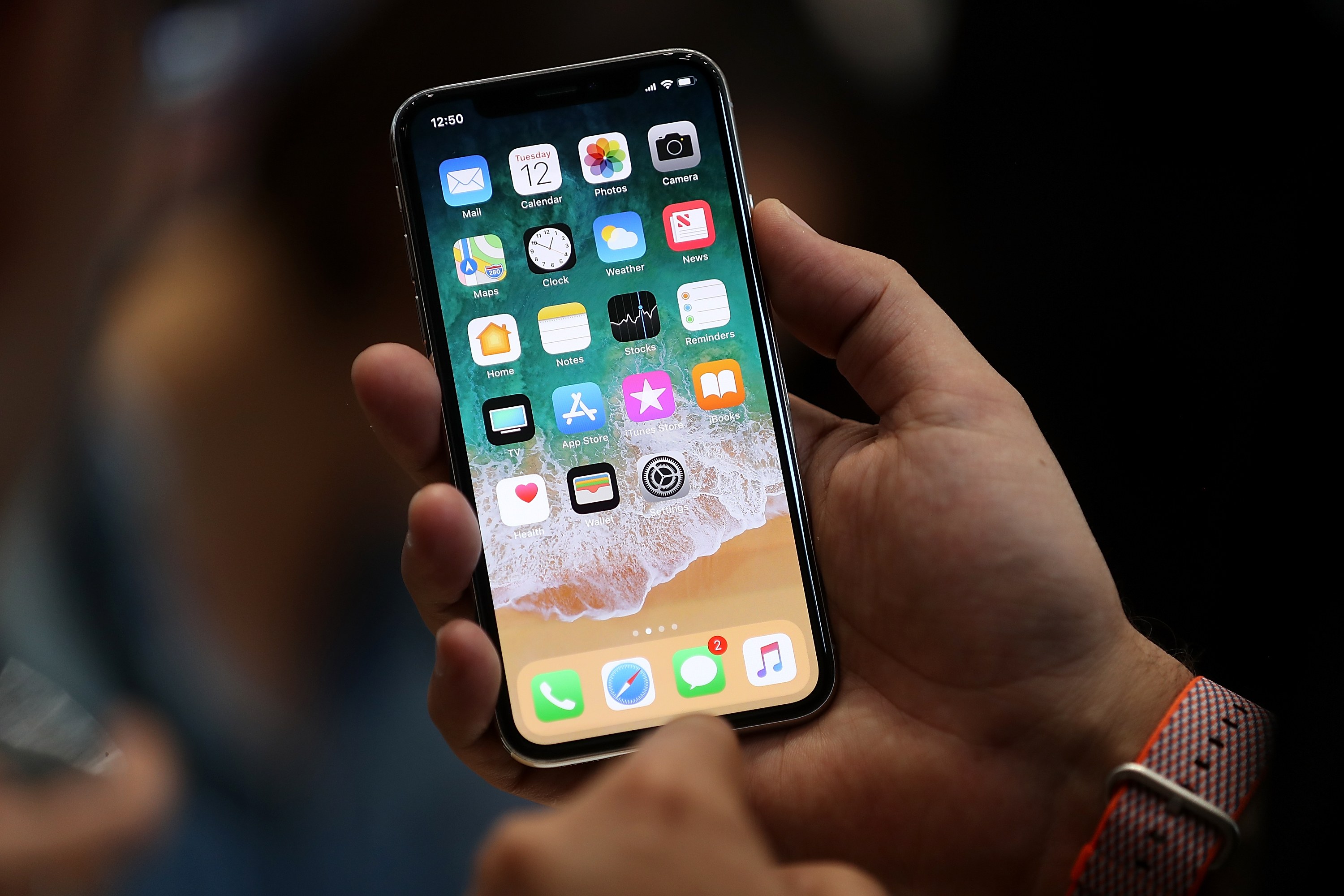 Sforum - Trang thông tin công nghệ mới nhất iPhone-X-3 Apple sẽ cắt giảm một nửa sản lượng iPhone X trong Q1 2018 Sforum - Trang thông tin công nghệ mới nhất iPhone-X-3 Apple sẽ cắt giảm một nửa sản lượng iPhone X trong Q1 2018