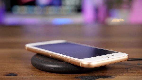 Sforum - Trang thông tin công nghệ mới nhất iphone-8-wireless-charging-2-600x338 Apple sẽ ra mắt iPhone SE 2 với vỏ kính, sạc không dây vào tháng 6/2018? Sforum - Trang thông tin công nghệ mới nhất iphone-8-wireless-charging-2-600x338 Apple sẽ ra mắt iPhone SE 2 với vỏ kính, sạc không dây vào tháng 6/2018?