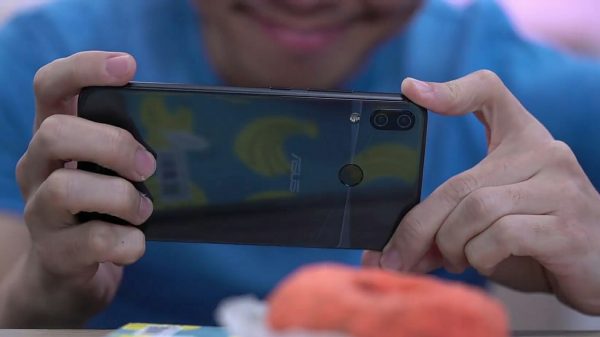 Sforum - Trang thông tin công nghệ mới nhất S80228-12263411-600x337 Asus ra mắt Zenfone 5, Zenfone 5Z và Zenfone 5Q, thiết kế tai thỏ và camera kép dọc như iPhone X Sforum - Trang thông tin công nghệ mới nhất S80228-12263411-600x337 Asus ra mắt Zenfone 5, Zenfone 5Z và Zenfone 5Q, thiết kế tai thỏ và camera kép dọc như iPhone X