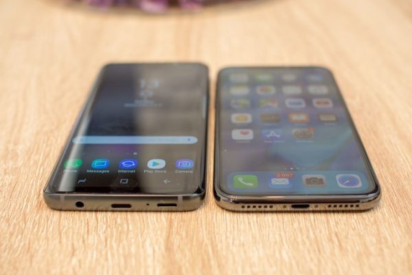 Sforum - Trang thông tin công nghệ mới nhất Samsung-Galaxy-S9-vs-Apple-iPhone-X-first-look-11-of-14-600x400 So găng Galaxy S9 và iPhone X: Đâu là chiếc máy tốt hơn? Sforum - Trang thông tin công nghệ mới nhất Samsung-Galaxy-S9-vs-Apple-iPhone-X-first-look-11-of-14-600x400 So găng Galaxy S9 và iPhone X: Đâu là chiếc máy tốt hơn?